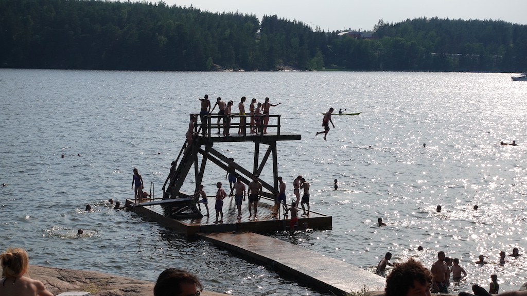 En bild på hopptornet, med barn som hoppar, vid Kanaanbadet. 