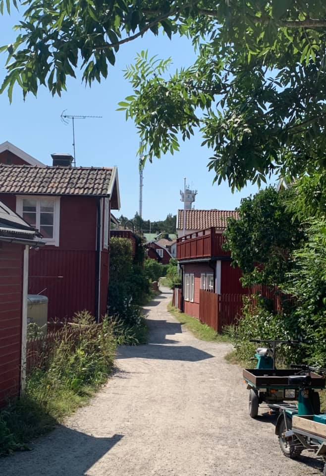 Bland bebyggelsen på Sandhamn.