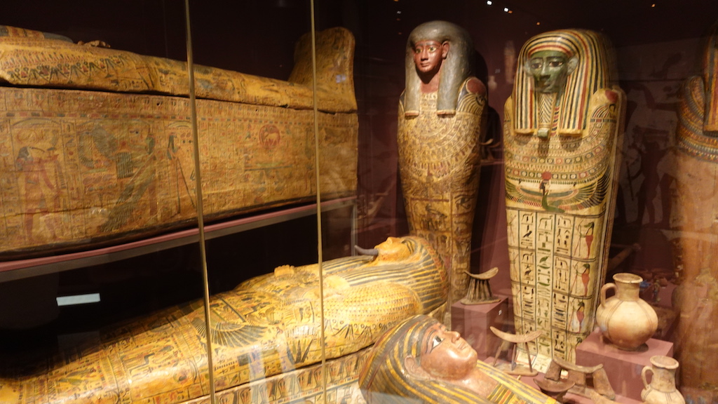 Bild över sarkofagerna i Medelhavsmuseet i Stockholm